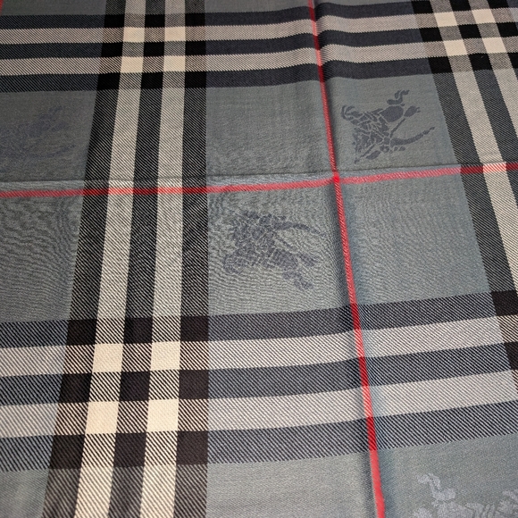 Burberry Nova Check Large Shawl/Scarf - Picture 8 of 8